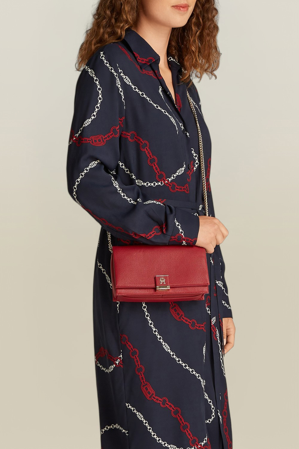 תמונת כל הלוק של תיק כתף